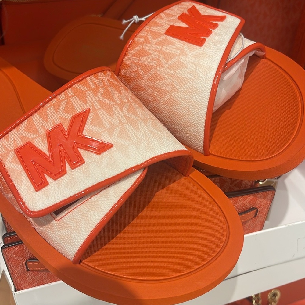 Michael Kors Slide Logo Sandals Palmer Ombré Signature
Red Clay 
NWT - Picture 15 of 16